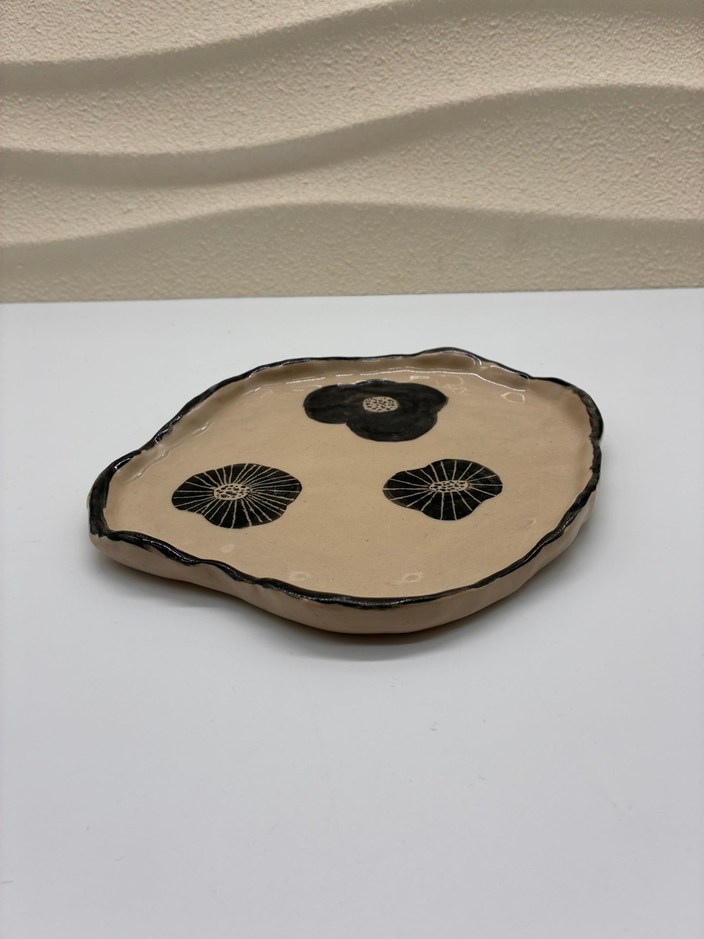 Shapless Black Plate