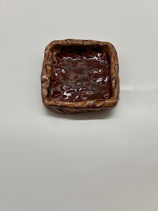 This handcrafted small square dish is part of a 3-piece set, designed for both functional use and decorative display. Perfect for serving nuts, sauces, or small bites, it also doubles as a jewelry holder, making it a versatile addition to your home. Each piece is carefully made by hand, with subtle variations that highlight its artisanal character. Whether used alone or as part of the set, it combines practicality with elegant design, suitable for table service or stylish organization.