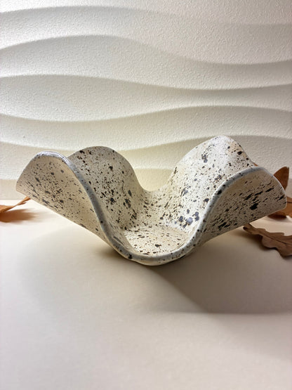 Handmade ceramic bowl with an organic, free-form shape and natural speckled finish.
Each piece is unique, inspired by modern minimalism and natural textures.
Ideal as a fruit bowl, centerpiece, or decorative object for contemporary interiors.